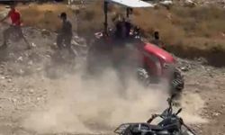 Tartıştığı kişilerin üzerine traktör sürdü