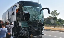 Yolcu otobüsü kamyonete çarptı, 1 kişi öldü, 15 kişi yaralandı