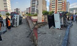 Kahramanmaraş’ta Kaldırıma Çarpan Araç Takla Attı: 2 Yaralı
