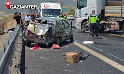 2 otomobil ve 2 tırın karıştığı kazada 3 yaşındaki çocuk ve annesi yaşamını yitirdi