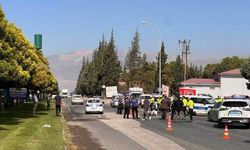 Kahramanmaraş'ta motosiklet polis aracı ile çarpıştı: 2 yaralı