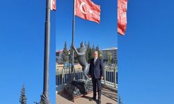 MHP’nin yeni il binasında bayrak tutan Bozkurt heykeli yer aldı