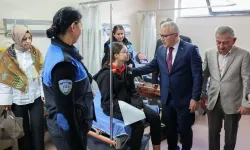 Öğrenci servisi ile polis aracı çarpıştı, 13 öğrenci ve 3 polis yaralandı
