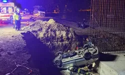 Otomobil, yol yapımı için kazılan çukura düştü; 1 ölü, 5 yaralı