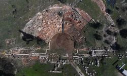 Antik Tiyatronun Basamakları Arasında Mezar Bulundu