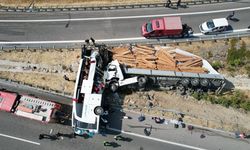 Otobüs ile Tır Çarpıştı 11 Can Kaybı 27 Yaralı