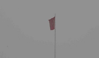 Başkent’te fırtınadan zarar gören Türk bayrağı yenisiyle değiştirilmek için gönderden indirildi