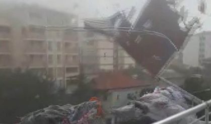 Afşin’de şiddetli rüzgar çatıyı uçurdu