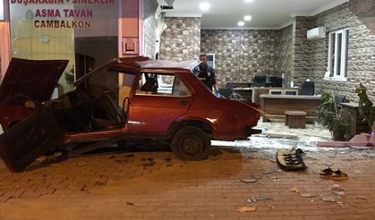 Kahramanmaraş'ta otomobil işyerine daldı: 1 ölü, 4 yaralı