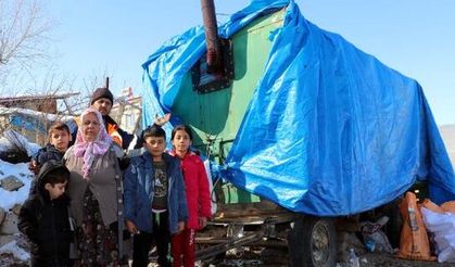 Babalarını depremde kalp krizinden kaybeden aile, traktör römorkunu eve dönüştürdü