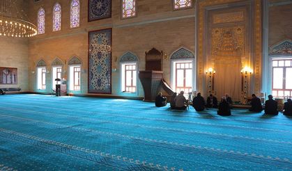 Abdülhamid Han Camii’nde Sakal-ı Şerif Ziyarete Açıldı