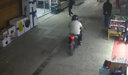 Kapalı Çarşı'da Motosiklet Kazası: Yayaya çarpıp kaçtı!
