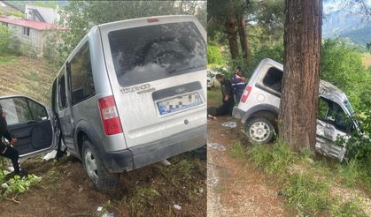 Kahramanmaraş’ta ağaca çarpan araç hurdaya döndü: 1’i ağır 4 yaralı