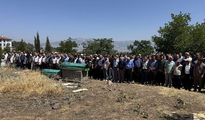 Adana'daki kazada hayatını kaybeden anne ile oğlunun cenazesi Kahramanmaraş'ta toprağa verildi