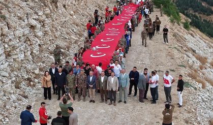 Dünyanın en büyük Türk bayrağında anlamlı 30 Ağustos Bayrağa Saygı Yürüyüşü