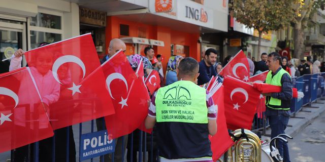 Dulkadiroğlu Belediyesi 29 Ekim Kutlama Alanını Adeta Kırmızı Beyaza Boyadı