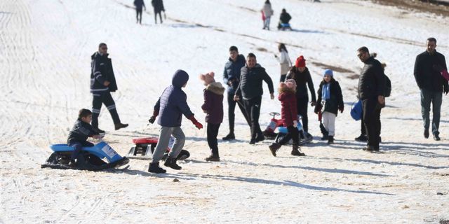 Yedikuyular Kayak Merkezi karnelerini alan öğrencileri ağırlıyor