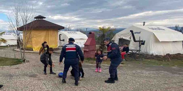 Sinop'tan deprem bölgesine giden Mehmetçik çocuklarla maç yaptı