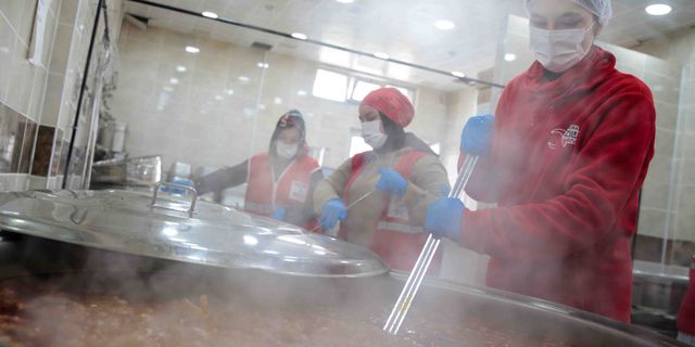 Türk Kızılay Elbistan'da 23 noktada sıcak yemek ikramında bulunuyor