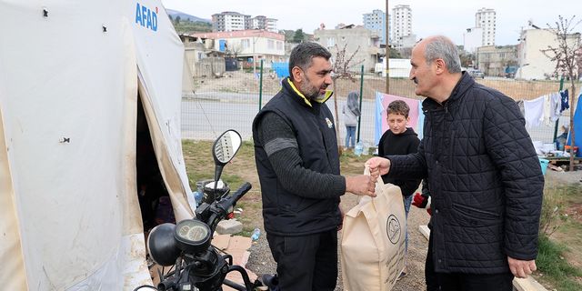 Başkan Okay, Ramazan’ın İlk Günü Vatandaşları Çadırlarında Ziyaret Etti