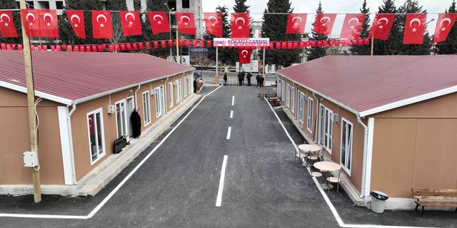 Depremzede esnaf "AFAD Kocaeli Çarşısı"nda dükkanlarını açtı
