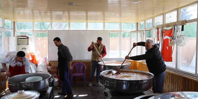 Cami bahçesine kurulan aşeviyle 3 bin depremzedeye yemek ikramı