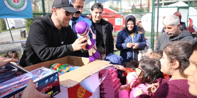 Kırgız öğrencilerin gönderdiği oyuncaklar depremzede çocuklara ulaştı