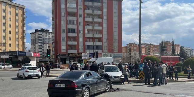 Kahramanmaraş'ta iki otomobilin çarpıştığı kazada 7 kişi yaralandı