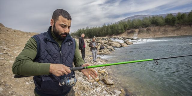 Kahramanmaraş'ta bazı depremzedeler balık tutarak moral bulmaya çalışıyor