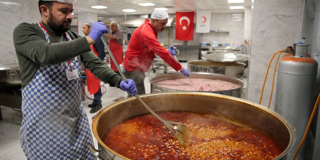 Türk Kızılay, depremin merkez üssü Pazarcık'ta 10 iftar çadırı kurdu