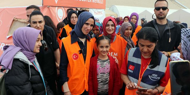 Sümeyye Erdoğan, çadır kentte kalan depremzedeleri ziyaret etti