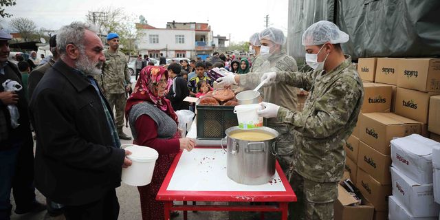 Mehmetçik depremzedelere kumanya dağıtıp çorba ikram ediyor