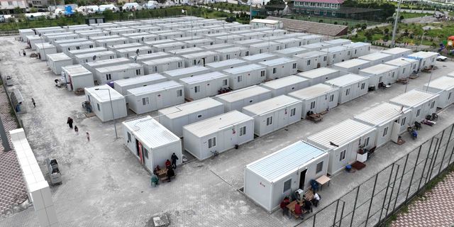 Türkoğlu'ndaki depremzedeler çadırdan konteynere taşınıyor