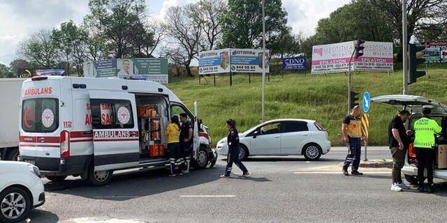 Otomobille çarpışan ambulansta 2 sağlık personeli yaralandı