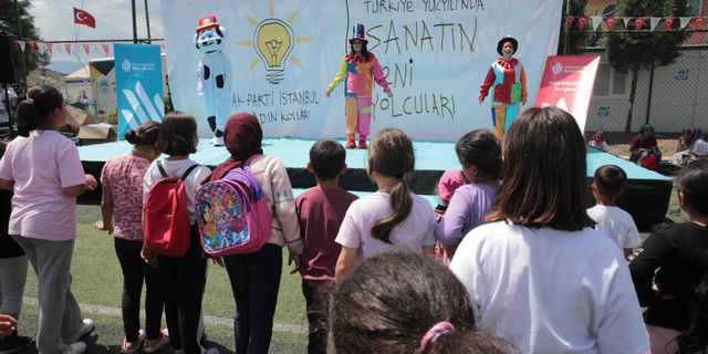 Kahramanmaraş'ta depremzede çocuklar dans edip resim çizdi