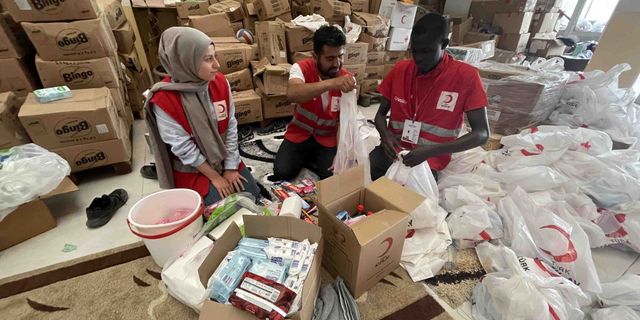 Afrika'dan okumak için geldiği Türkiye'de depremzedelerin yardımına koşuyor