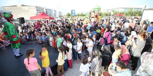Adapazarı Belediyesi Kahramanmaraş'ta depremzede çocukları sevindirdi
