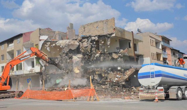 Afşin'de ağır hasarlı binaların yıkımı sürüyor