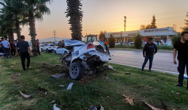 Kahramanmaraş'ta refüjdeki ağaca çarpan otomobildeki 2 kişi yaralandı