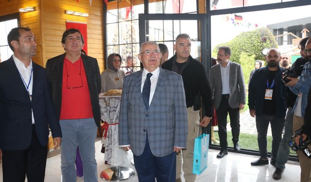 Başkan Mahçiçek, Expo alanında ki Türkoğlu stantını ziyaret etti