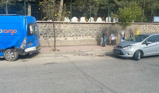 Kahramanmaraş’ta park halindeki kargo aracına çarptı