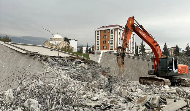 Kahramanmaraş’ın ucubesi yıkılıyor