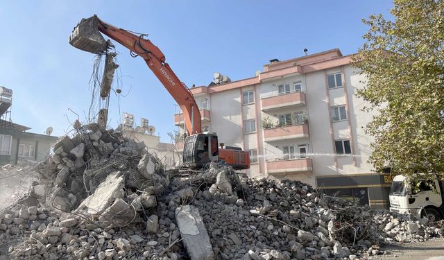 Kahramanmaraş'ta ağır hasarlı binaların yıkımı sürüyor