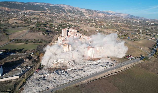 Kahramanmaraş'ta binalar saniyeler içinde yıkıldı