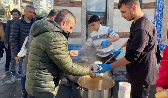 Cemal Toman’ın hayrına çorba dağıtılıyor