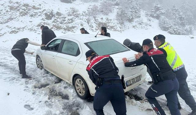 Öğretmenleri jandarma kurtardı