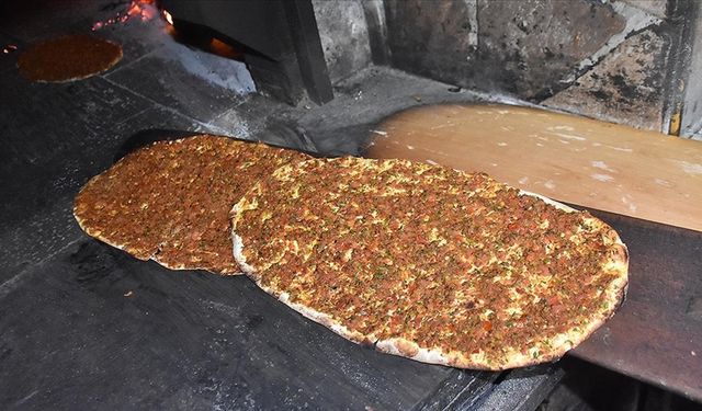 Lahmacun dörde katlanarak mı dürüm edilerek mi yenir?