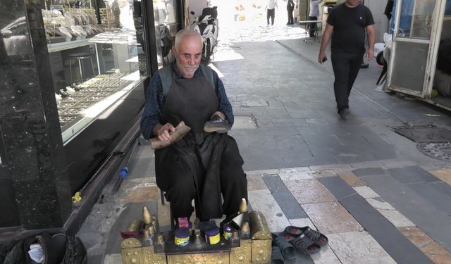 Kahramanmaraşlı Ali Baktemür Usta, boyacılık geleneğini sürdürüyor