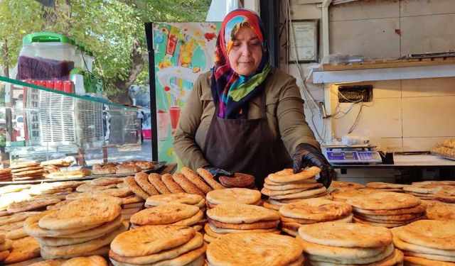 Hacer Usta, 13 yıldır taş ocağının başında çörek ve simit pişiriyor