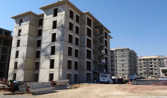 Ebrar Sitesi'nde binalar yükseldi, örnek daireler ortaya çıktı